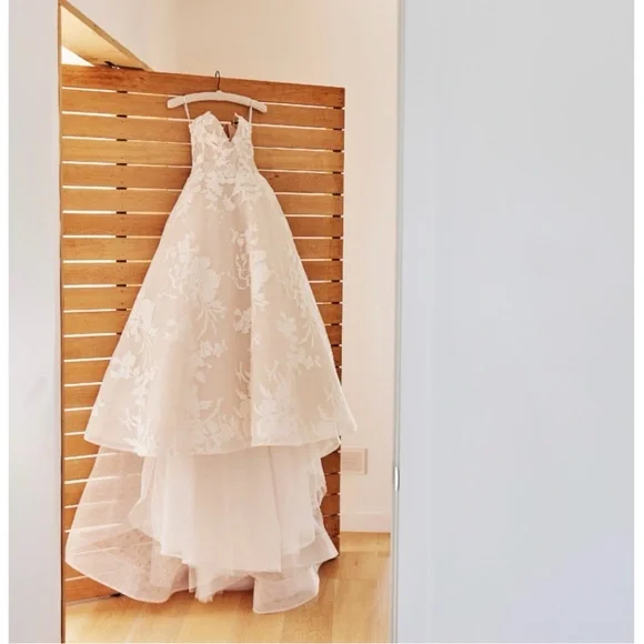 Monique Lhuillier Maeve Wedding Dress - threedaughtersproperties.com